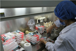 检测人员对产品进行微生物指标检测